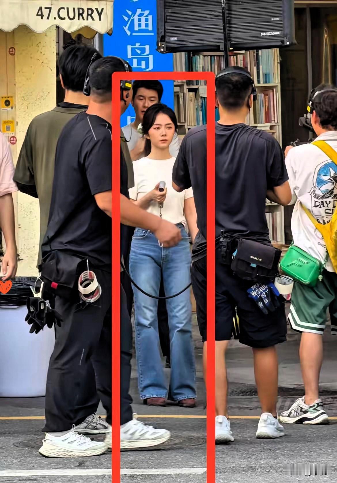 见过谭松韵真人后，我才明白什么叫“镜头是她最大的黑粉”！

说句可能挨骂的大实话：谭松韵，真的不上镜。

不是她不好看，是镜头压根拍不出她真实的美。

有一次活动上我离她不到三米，第一反应是愣了一下——这是电视里那个人吗？皮肤白净细腻，五官小巧又精致，整个人站在那儿自带一层柔光，气质干净得不像话。尤