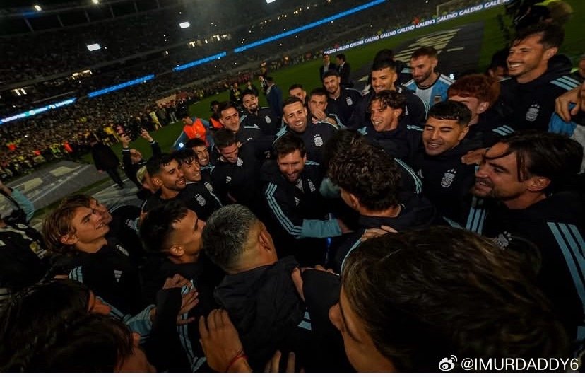 #梅西[超话]#  梅西更新ins
leomessi 昨天是我最后一场比赛，我已经在怀念穿着 celeste 和 blanca 的感觉。我知道我做出了正确的决定。这是一段令人难以置信的旅程，充满了欢乐和一些悲伤，但我很确定我所做的每一步都是值得的。
 
还有很多事情我想说。没有我所做的一切都无法用语言表达，我在这里感到非常难过。没有我的家人，他们一直陪伴着我，并在困难时刻支持我，尤其是在我最需要的时候。🙏
 
我的朋友们，所有的队友，以及他们的技术人员，他们也都很重要。我不想忘记 Diego，他把我们的国家放在了正确的位置，并且正如我一直说的一样，他帮助我们，通过在这里陪伴我们，并且从天堂，帮助我们每一步。
 
感谢我所参加的俱乐部，感谢他们一直尊重我的感受，并允许我在穿 Selección 球衣时投入。当然，感谢上帝：没有他的指引和旨意，我们甚至无法做到这一点。