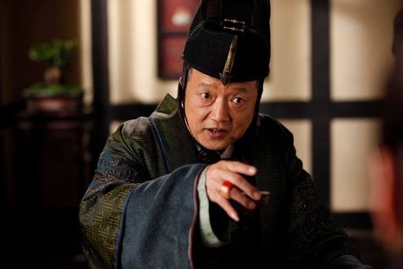 秦焰把何黎明演得太到位了，看着温和儒雅，眼底全是城府。
 
不用大吼大叫，一个眼神、细微的神态变化，就把身居高位的伪善和老谋深算演活了。
表面一身正气，背地里却是黑恶势力的保护伞，这种内敛式演技，才更让人觉得细思极恐。
 
老戏骨演戏，真的全在细节里。
 
你看剧时有没有被他的表演震撼到？
