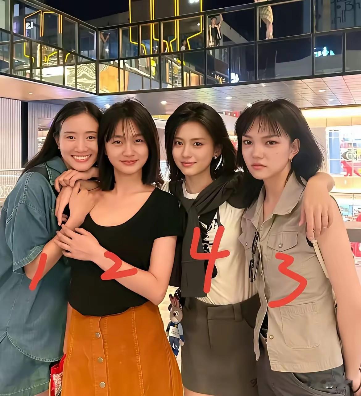 四位大美女，你觉得谁更好看一些？如果让你选择一个作为女朋友，你会选择哪个？