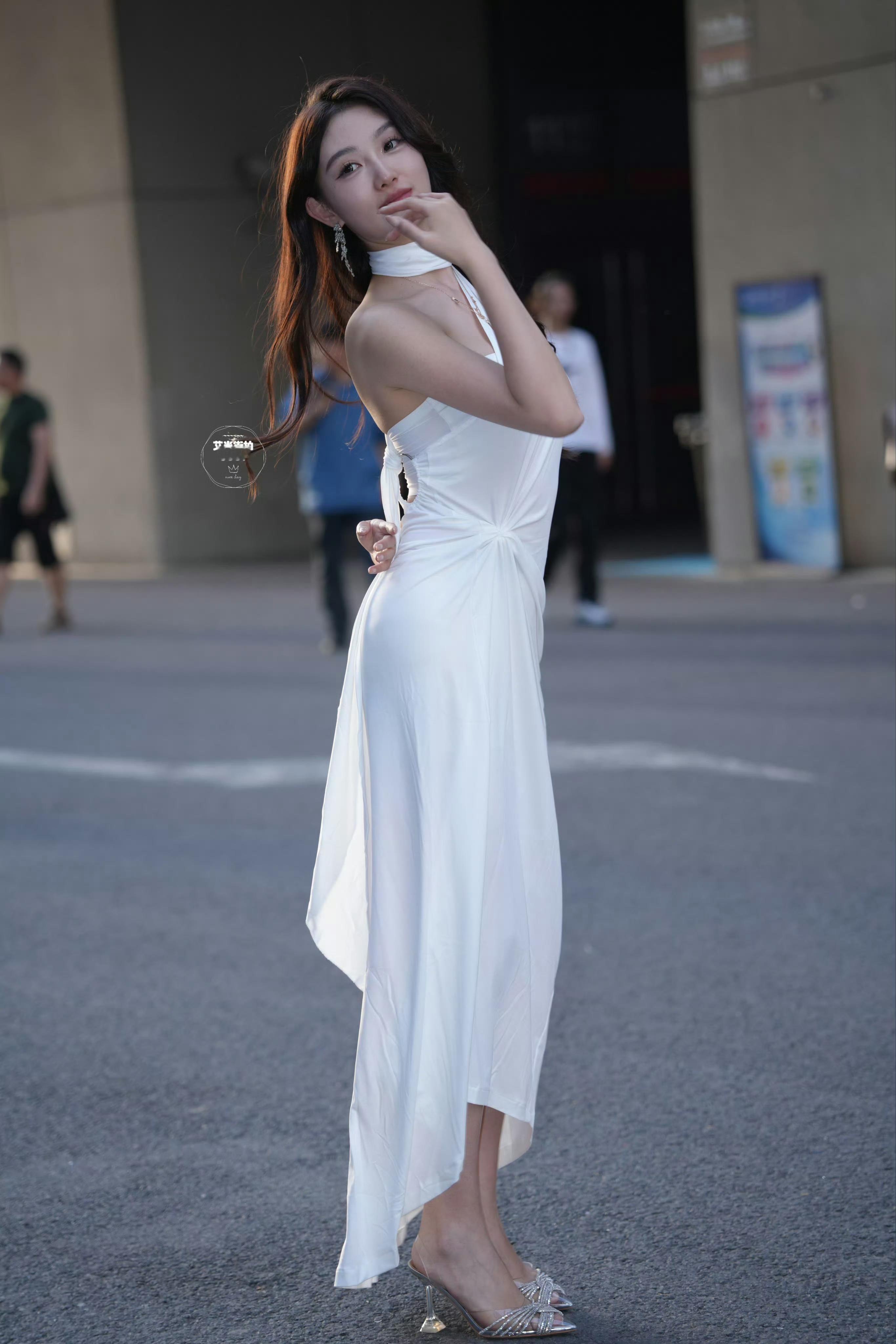 优雅白裙，都市街拍，时尚穿搭！