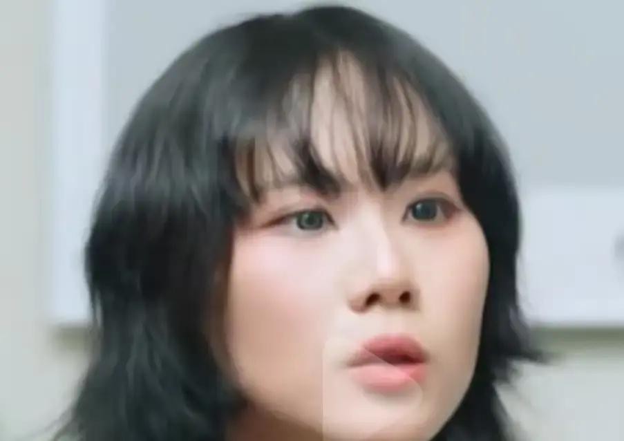 十四五岁才第一次去联系自己的亲姐姐，俩人坐在那大眼瞪小眼，空气都能凝固了

这可是有着实打实血缘关系的亲姐妹！窦佳嫄后来回忆起跟窦靖童初次见面的场景，直言当时尴尬得要命。为了捅破中间隔着的那层薄纱，俩小姑娘硬生生聊些有的没的，磨合了一两年才慢慢卸下防备。后来接触深了才明白，原来彼此一个大大咧咧，一个