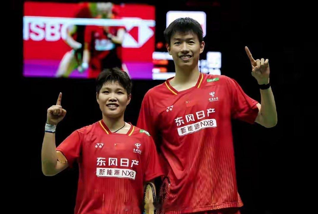 2026年超级750丹麦羽毛球公开赛混双半决赛，世界排名第一的冯彦哲/黄东萍以2比0完胜马来西亚组合、世界排名第51位的许邦荣/赖沛君，强势与蒋振邦/魏雅欣会师决赛。 ​