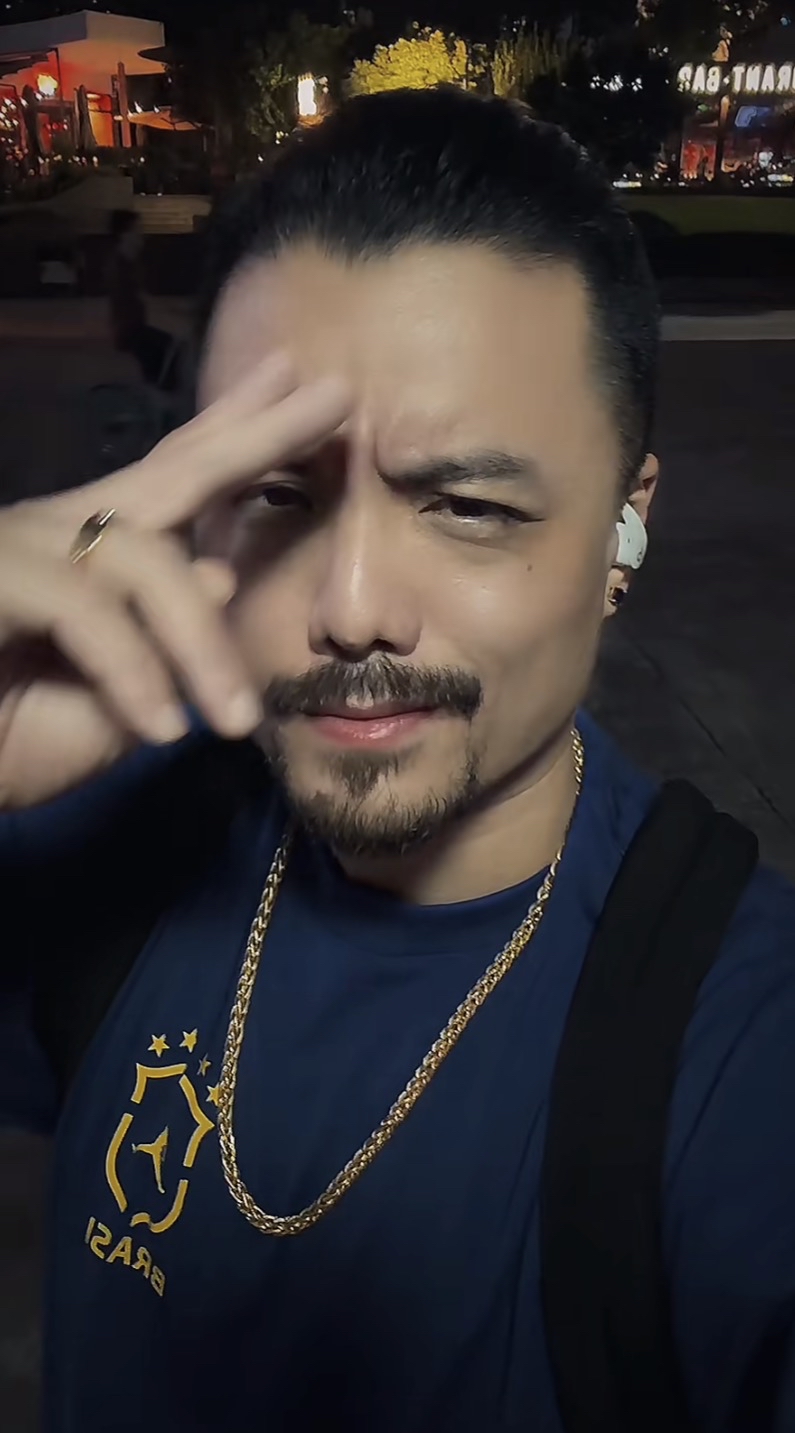 今天，上海申花知名球迷619晒出了他在东方明珠附近的照片。这也让很多申花球迷感到兴奋，因为619已经消失快一个月了。对于一直关注他的球迷来说，这次突然现身，无疑释放出了一个积极的信号。

不少申花球迷开始猜测了，619是不是已经准备重新活跃起来了。毕竟对于一些长期关注他的球迷来说，他的直播不仅仅是看