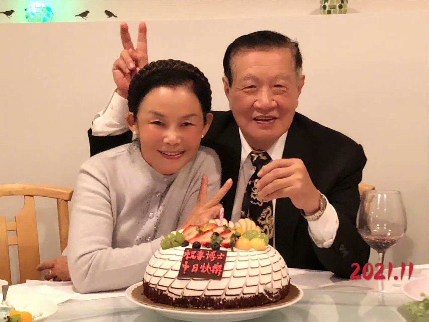 #神探李昌钰灵骨跨洋回归祖国#落叶归根，李昌钰的夫人蒋霞萍将李昌钰的灵骨安葬到扬州。

不知道蔡康永将来死了，打算安葬在哪里？台湾？还是日本？ ​