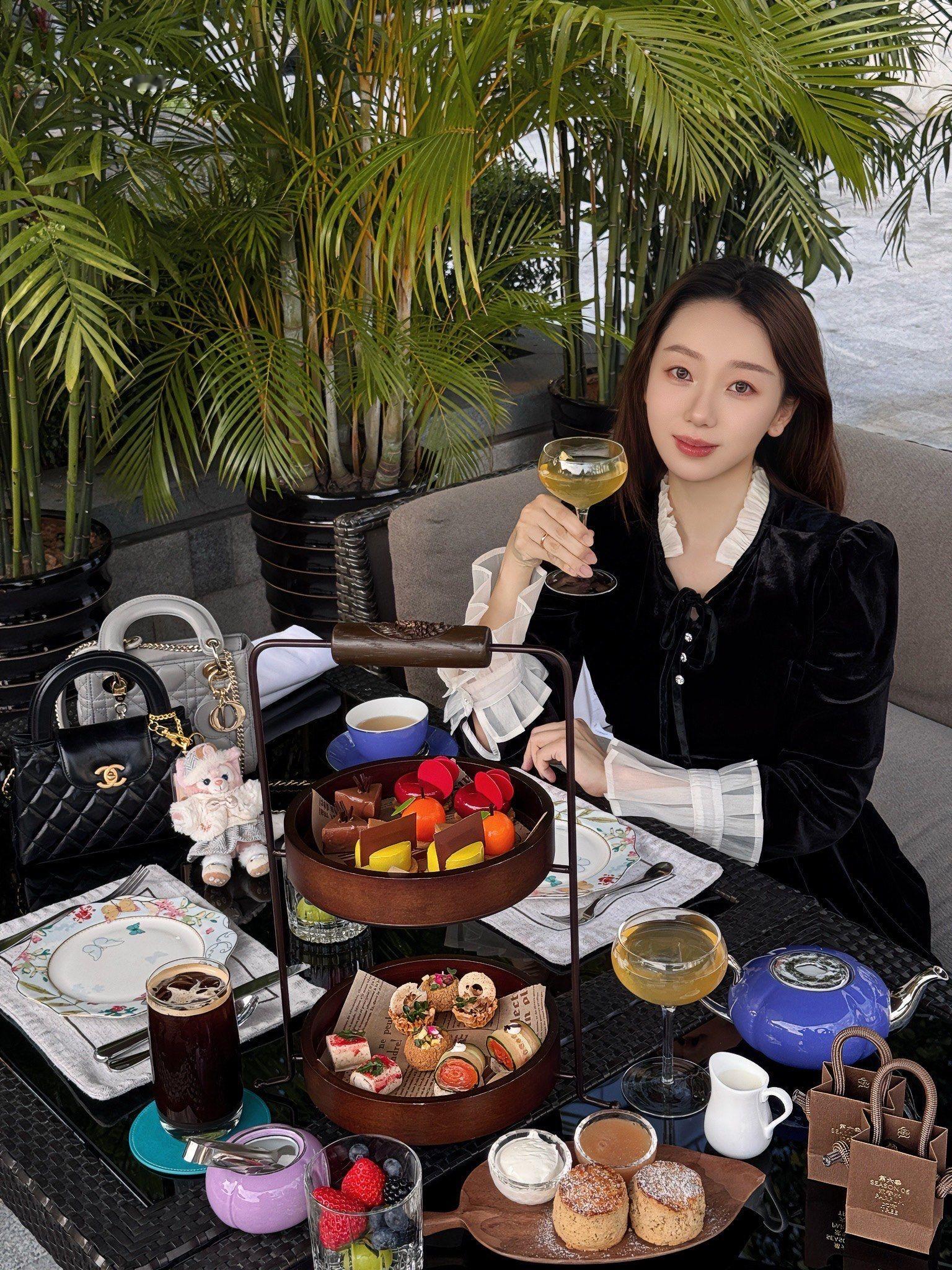 想选择丁克的女性，一定要把最坏的结局提前想清楚。
 
如果夫妻双方当初约定好不要孩子，等到人到中年，丈夫突然改变想法，而自己年纪已经偏大，失去生育条件，这样的局面，你是否做好心理准备去承受？
 
昨天在直播间看到一位41岁女士的亲身经历。

年轻时和丈夫达成丁克共识，可到37岁，丈夫忽然反悔，一心想