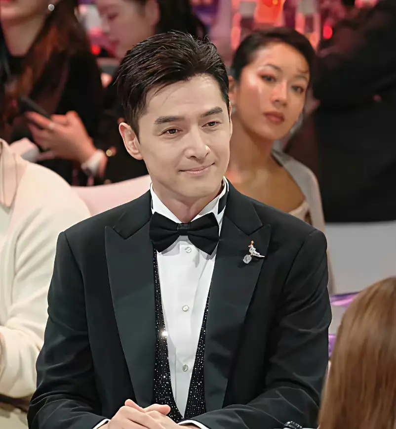 终于理清原委
胡歌大湾区晚会翻车，并非源于他演技翻车，也并非归咎于他偶像包袱太重，真正的诱因实则是他终于不装了。
大众以为他在逗大家笑，其实他是在逗自己开心。往前扒，王祖蓝作为专业喜剧人反而全程憋笑，反而是胡歌越演越嗨，肢体动作堪比春晚小品。这说明什么？说明胡歌根本不是在表演，他是真的在玩。这种反差