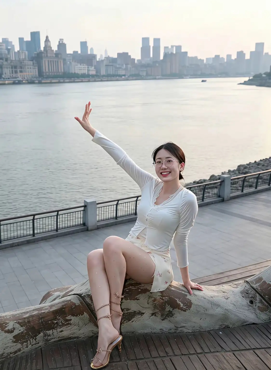 一江澄水映层楼， 晚风轻拂少年柔。 抬臂揽尽黄昏色， 笑揽人间满目悠。