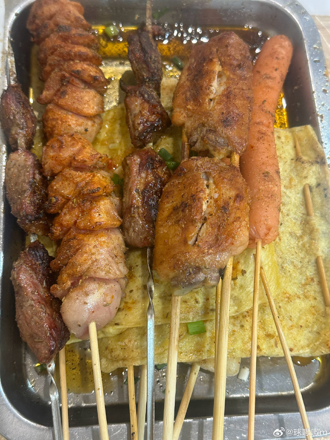 早出发还是好啊
不堵车到家了～
回家第一顿吃烧烤
真香！
但是烧烤现在也是越来越贵哈！#胖腿碎碎念# ​