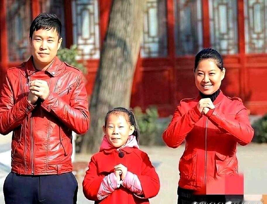 当年被全网嘲笑是“最丑星二代”的小姑娘，现在在韩国演出场场爆满。

小沈阳和沈春阳当年为了护住女儿沈佳润，直接把她藏起来很多年不让露面。背后两口子砸重金死磕培养，学歌学舞一天都没停过。甚至为了女儿的前途，两口子专门开了一家经纪公司，全公司就签沈佳润一个演员，倾尽全家资源托举。

现在看她跳舞的视频，
