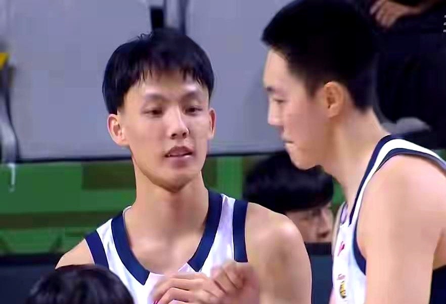 杜锋指导说胡明轩“脚都烂了”，可还是把他往场上派。  这哥们儿真不是矫...