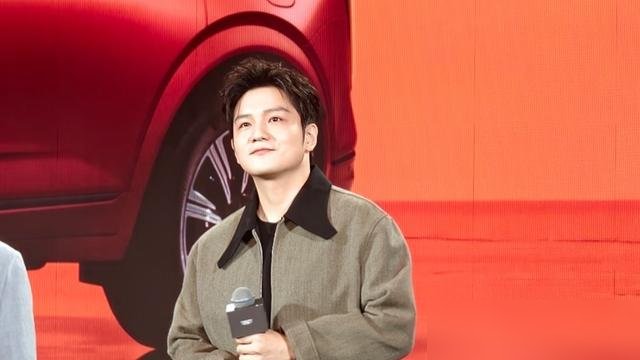 落地24小时就出来营业，樊振东这钱挣得一点不矫情。
凯迪拉克见面会上，记者问他怎么看这车。他回了六个字：“越了解，越心动。”没背稿子，没打太极，现场安静了半秒，接着一片掌声。
看看人家这状态。德甲那边六战全胜，单打15局零封，回国是趁着休整期跑商务。活动结束立马飞德国，接着打欧冠。
王励勤说了