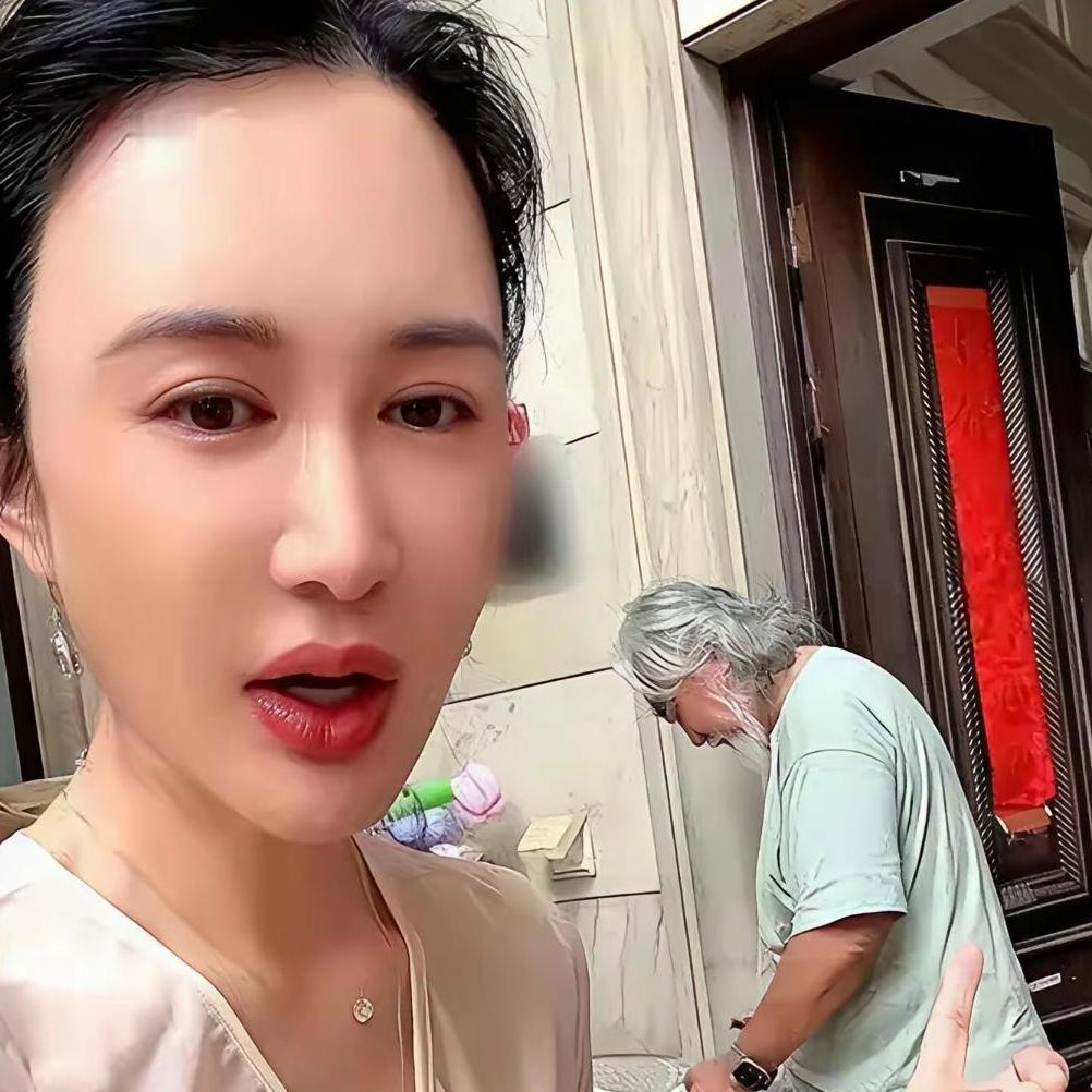 张纪中只是岁数大了，想活动活动筋骨才干活的，你说要那么老干呆着，不把人呆坏了？可是站在他旁边的杜星霖还对他翻白眼，当面吐槽他，说家里雇了一堆保姆司机不让他们干，自己干，这是图啥？我觉得他不懂，老人就怕呆着，一呆着就完了。

这是在杭州西溪湿地那套5000万的豪宅门口，张纪中正在处理蒜薹，处理完他把蒜