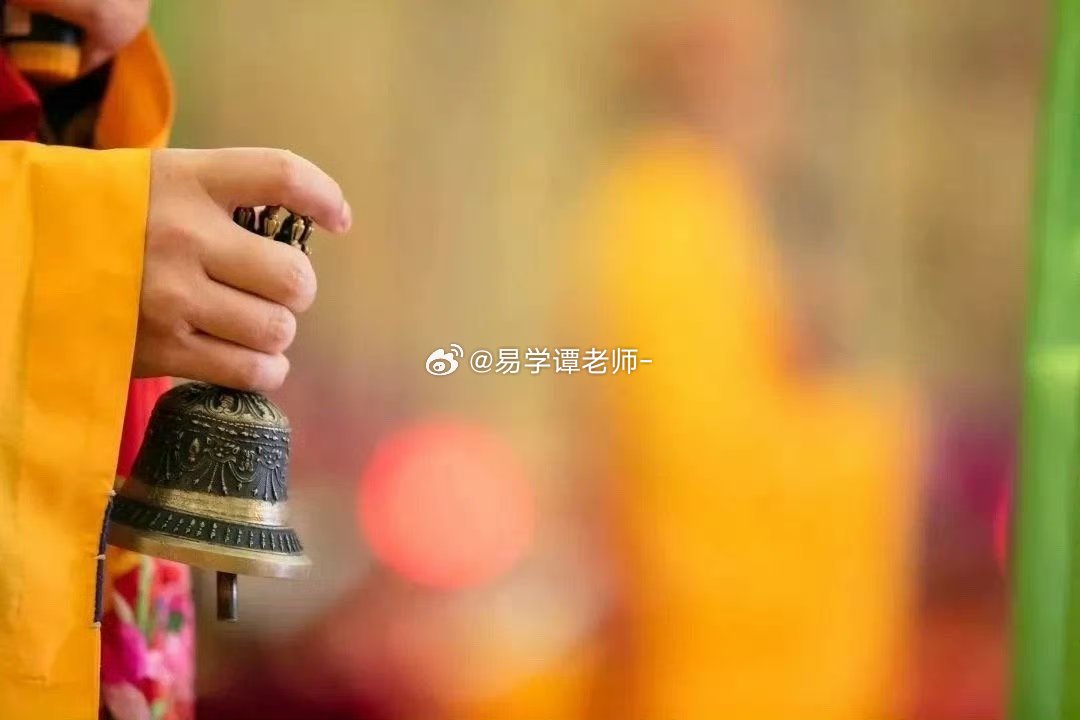 跟家人争，争赢了，亲情没了；跟爱人争，争赢了，感情淡了；跟朋友争，争赢了，情义没了。争的是理，输的是情，伤的是自己。黑是黑，白是白，让时间去证明。放下自己的固执己见，宽心做人。不要斤斤计较，属于你的时间越来越少。不要争争吵吵，人生一晃就老。 ​​​