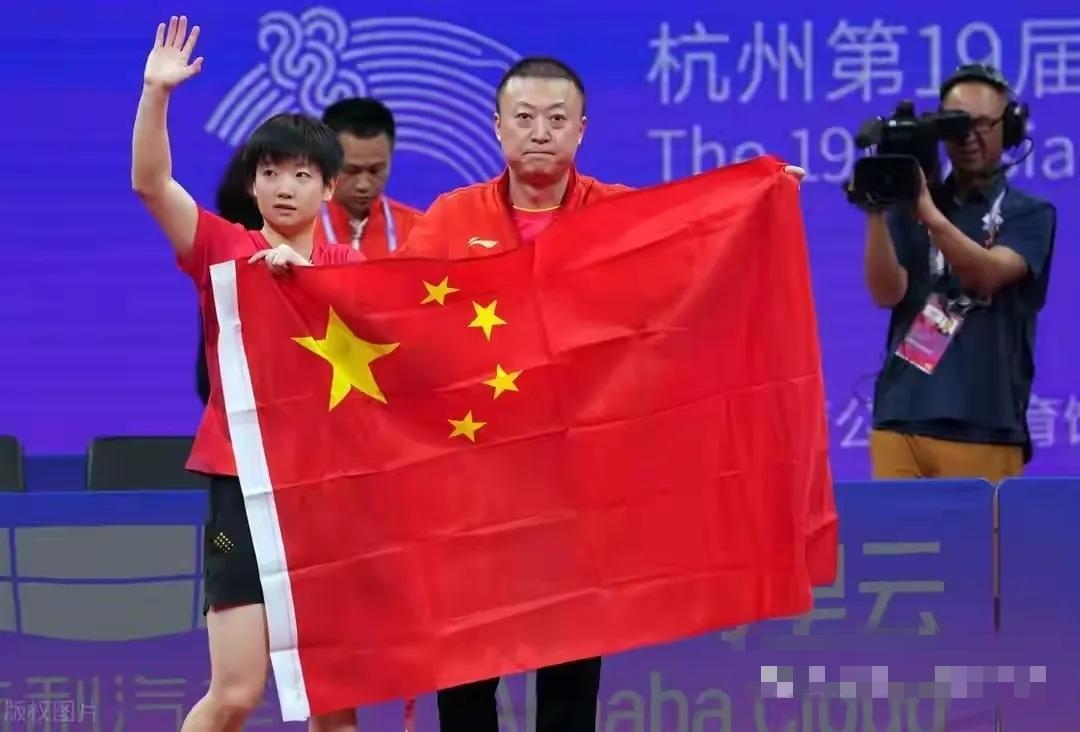 2026名古屋亚运会中国代表团名单出炉，孙颖莎迎来职业生涯第三次亚运征程。八年三届亚运，完美见证了她从青涩小将成长为国乒绝对核心的蜕变之路。
 
2018年雅加达亚运会，17岁的莎莎初登亚运赛场，跟在前辈身后虚心学习，崭露头角，顺利斩获女团金牌，彼时的她满是少年锐气，默默蓄力成长。
 
2022年杭