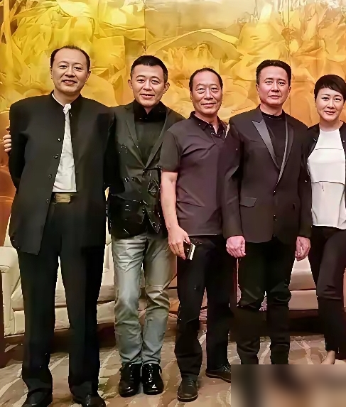 一张合照炸出一堆人，评论区吵翻了。
有人说看见陈道明就想到嘉靖，那股子阴鸷又癫狂的劲儿，没人能接得住。
也有人搬出李雪健，说宋江那个窝囊又憋屈的复杂劲儿，他演绝了。
唐国强的诸葛亮更不用提，羽扇一摇，真像从书里走出来的。
但最狠的还是游本昌，90岁了在《繁花》里演爷叔，一个眼神就把小辈们全压