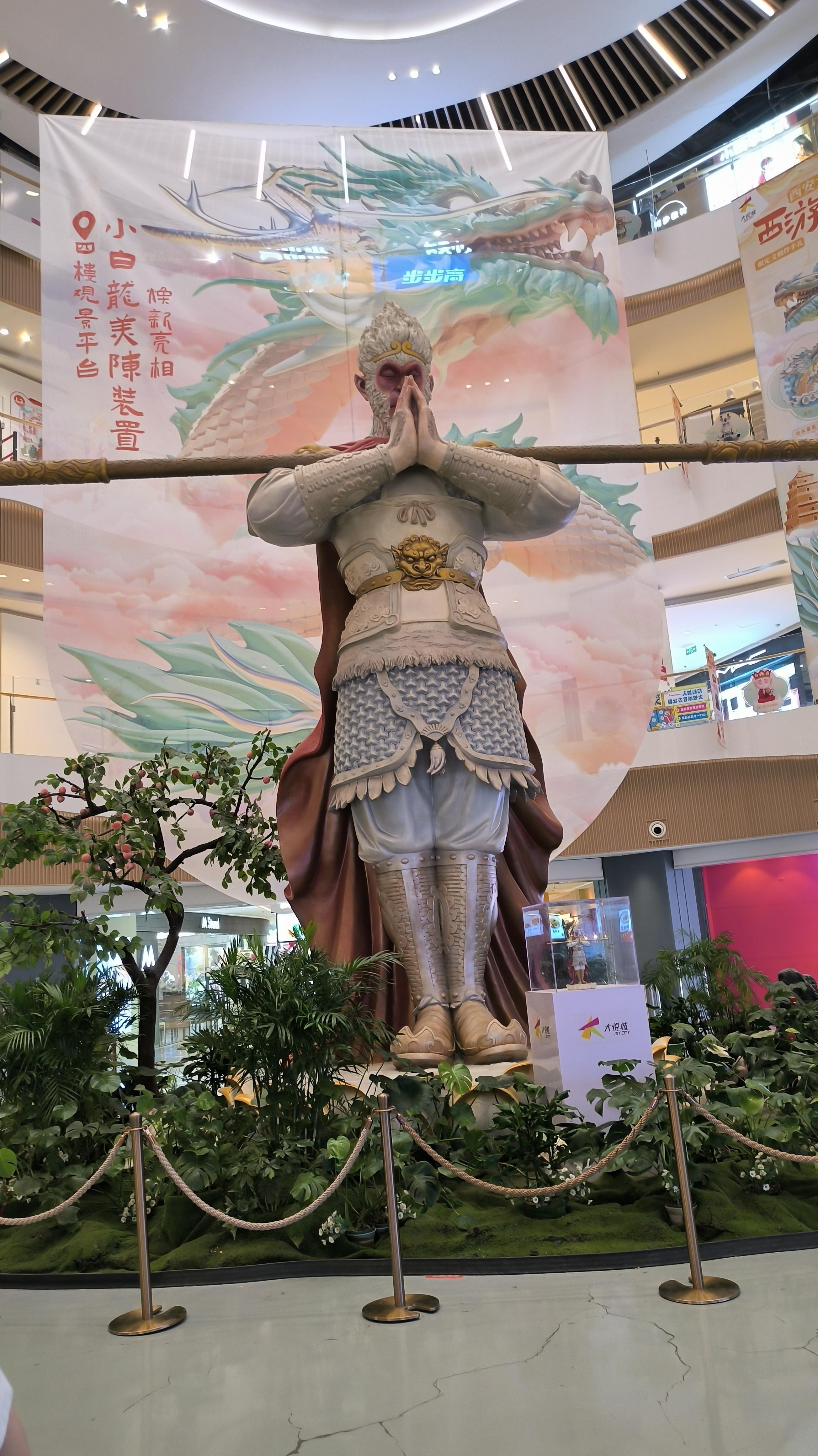 伊藤美诚这次彻底从日本乒协国家队名单里消失，连候补序列都没进，说真的挺唏嘘的。
当年2018年瑞典公开赛连赢刘诗雯、丁宁、朱雨玲三位国乒主力夺冠，东京奥运会还搭档水谷隼拿了日本乒乓史上首枚奥运混双金牌，一届奥运集齐金银铜，刘国梁都评价她以一己之力把日本队带上领奖台。
现