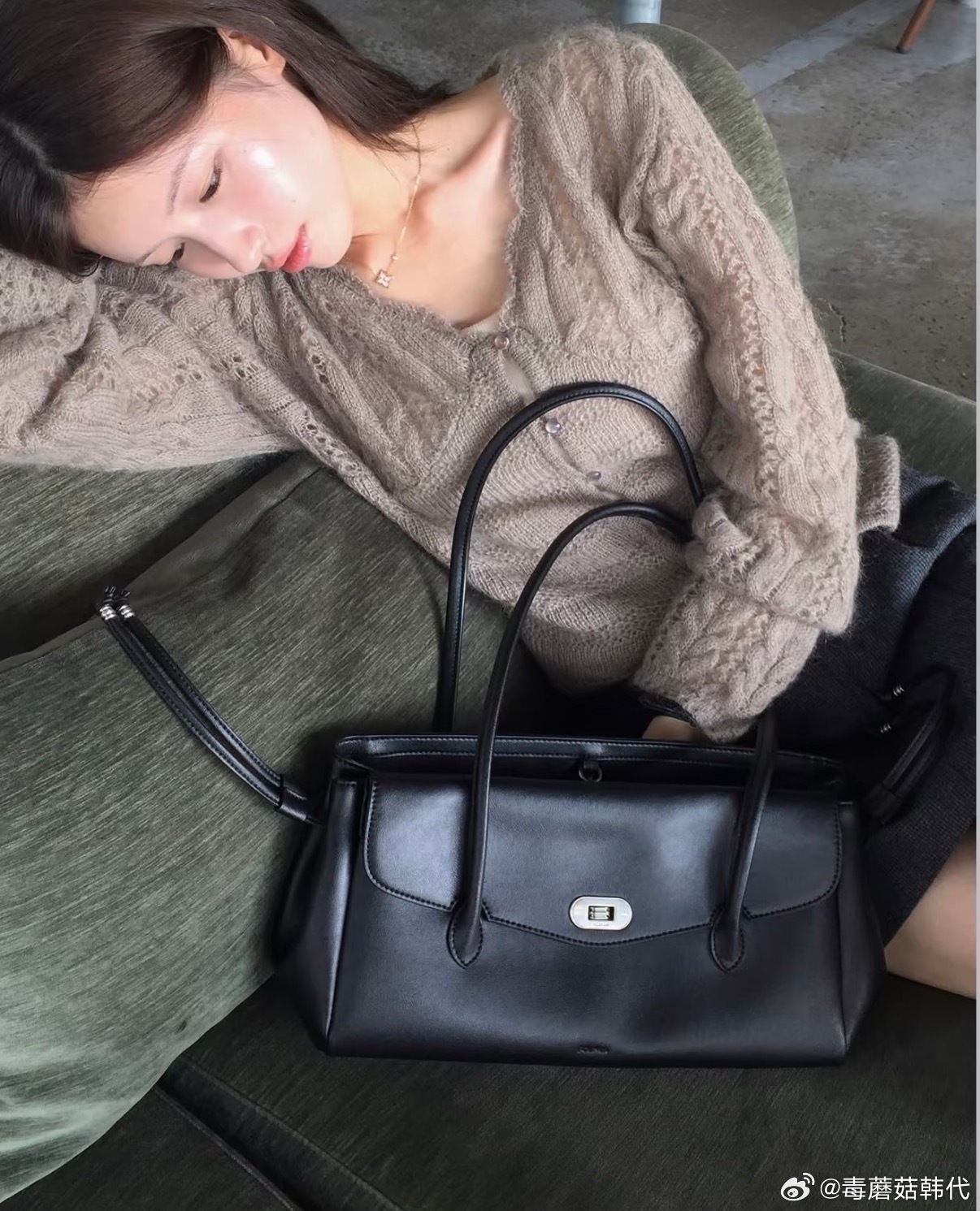 无话可说了 
真的太美太美 太爱了
Folnua法式浪漫 
把韩女的松弛温柔感展现的淋漓尽致
图一简直美我一大跳
孙怡包包新款色太高级了
无与伦比了 
大家今晚见吧！
（最后两张包是现货限量哦 懂我意思吧）
Nuese 截止下午三点 后续不再开秒了哈 他家出货慢 返场就赶不及秋天穿了 ​