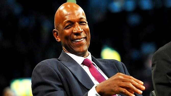 德雷克斯勒排NBA历史前十，库里刚好卡在第11位。

他的前十名单很硬核：乔丹、贾巴尔、魔术师、拉塞尔、伯德、科比、詹姆斯、邓肯、奥尼尔，以及杜兰特。

没让库里进前十，他的理由倒不是看轻库里的成就，而是单纯觉得如果把库里扔回当年的handcheck高强度对抗时代，那种持续的身体消耗会让库里很难吃得