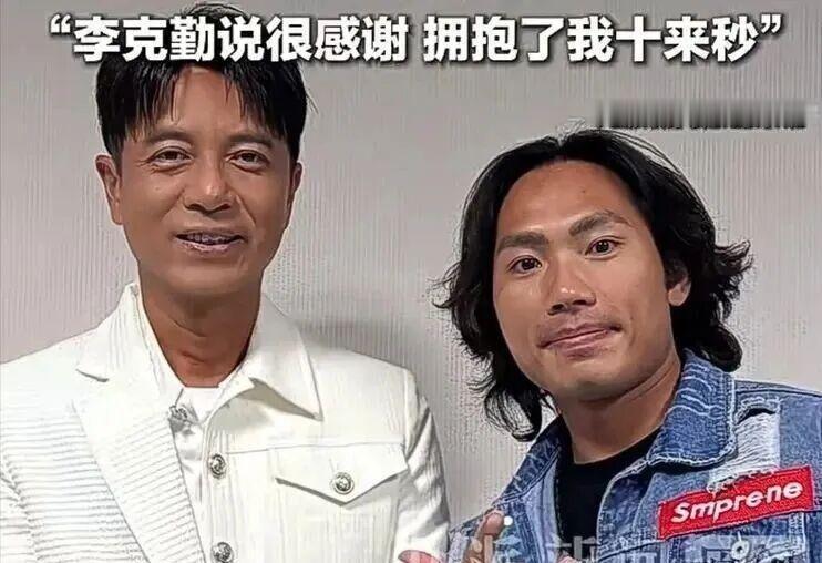 9月26日包头演唱会，李克勤因航班备降、接驳电车没电迟到近两小时。台下观众等得躁动，导演临时把侯浪推上台救场。
没有彩排，没有提词器，他开口就唱Beyond。《海阔天空》《光辉岁月》一响，三万人直接变合唱团，硬是撑了快两小时。
后来大家才知道，他是“早班火车”乐队主唱，唱了十几年Livehouse，