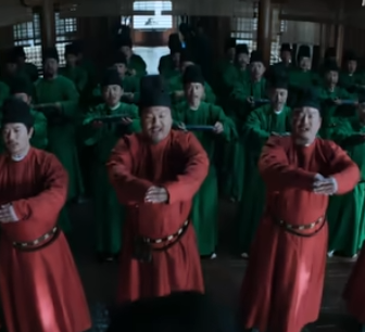 唐玄宗李隆基，为什么一手把唐帝国送上巅峰，又亲手将它拖入深渊？从现代管理学看，他是掉进了自己的能力陷阱。

什么是能力陷阱？上世纪九十年代，管理思想家埃米尼亚・伊贝拉通过调研发现，很多管理者容易犯同一个错误：特别喜欢做自己擅长的事，做得越多就越擅长，越擅长就越喜欢做，最终像踏进陷阱。等到关键时刻出现
