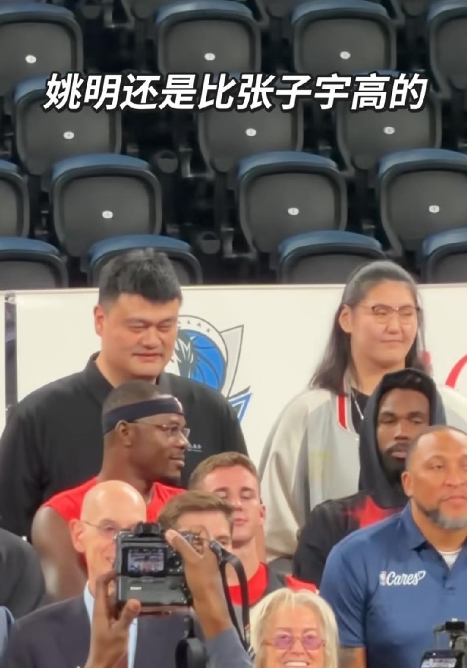 姚明和张子宇同框，身高差直接成了焦点。NBA中国赛活动上，两人合影，姚明官方226，张子宇登记也是226，可站一块儿明显矮一截，目测224左右。但说实话，这姑娘才多大？还在长身体呢。更值得琢磨的是，为啥大家总盯着身高数字不放？因为中国篮球太缺这种“一眼看到希望”的苗子了。张子宇现在已经是女篮重点培养
