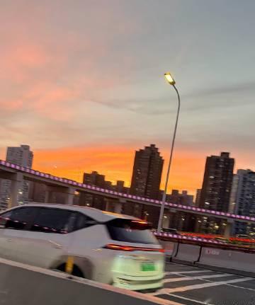 南浦大桥上的绝美日落+后视镜的绝美风景