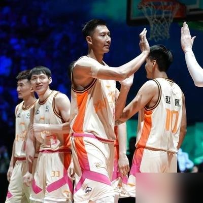 山东高速自掏55万转播费，结果主场揭幕战84比95输给辽宁，高诗岩还报销了。
俱乐部这钱花得憋屈。休赛期换了一整套阵容，三个新外援，王岚嵚祝铭震都弄来了，季前赛三连胜，看着挺猛。
真到硬仗，邱彪赛后说队员“思想负担过重”。法耶内线倒是硬，年轻小孩也上去溜了一圈。
辽宁那边赵继伟刚复出，照样把比