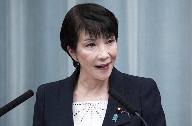 日本急了，高市早苗亲自强烈抗议
 
这事的由头，是俄罗斯刚在远东哈巴罗夫斯克揭了座二战胜利纪念碑。这是俄罗斯首座专门纪念击败日本军国主义的大型青铜雕塑，刻着苏联士兵举枪劈碎刻有菊花纹章和“大日本帝国”字样的界碑，实打实纪念反法西斯战争的胜利。
 
高市早苗反应大得离谱，特意用日语、俄语双语在社交平台