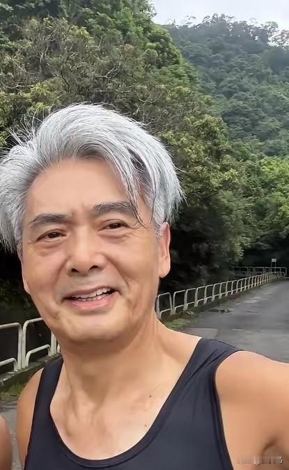 71岁周润发爬山被偶遇！满头白发却体力惊人，真实状态太圈粉。
 
近日，有网友在香港山间偶遇了老牌影帝周润发日常跑步锻炼，真实生图曝光后，瞬间引发不少网友感慨。如今已经71岁的他，依旧保持着常年运动的好习惯，状态远超同龄人。
 
当天周润发一身简约黑色运动穿搭，整个人干净利落。长时间的山间慢跑让他满