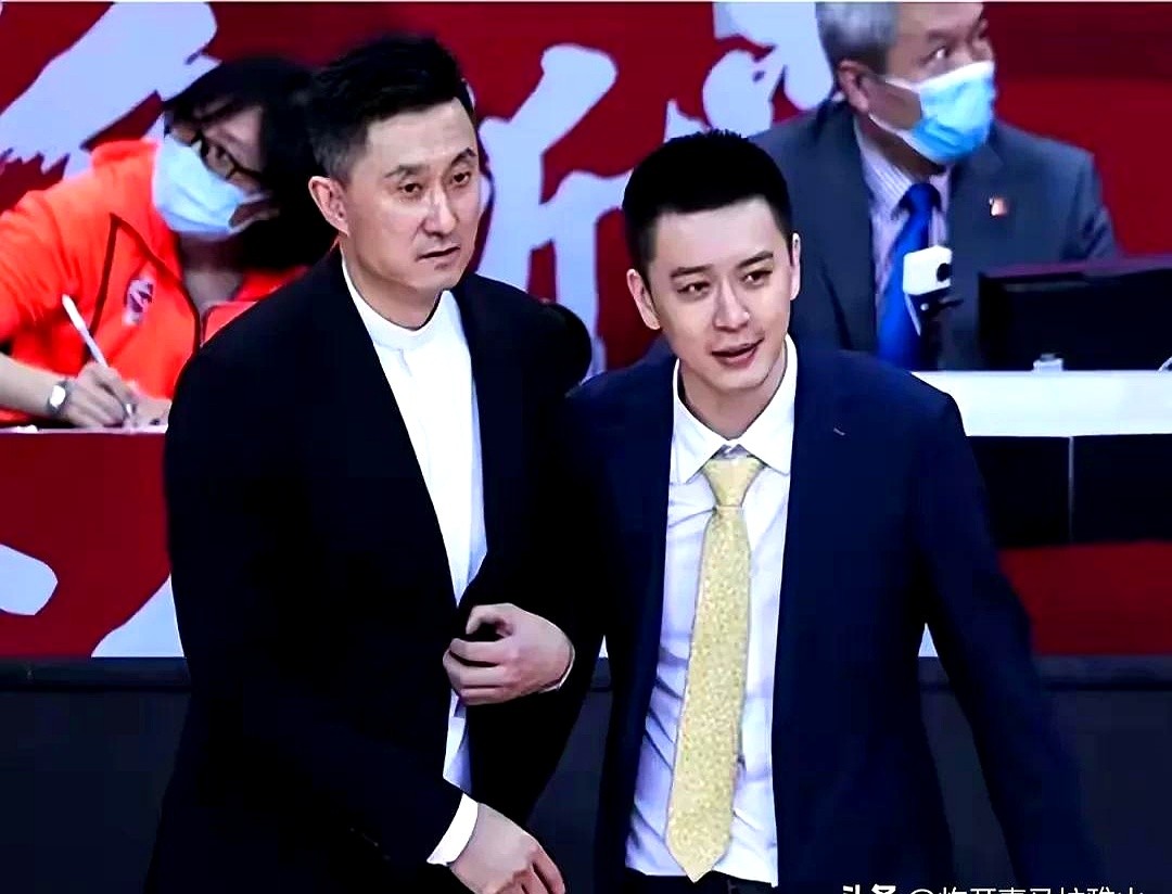 三连冠功勋杨鸣指导咋就突然离队了？  这事儿发生在1月底，官方说是杨鸣...