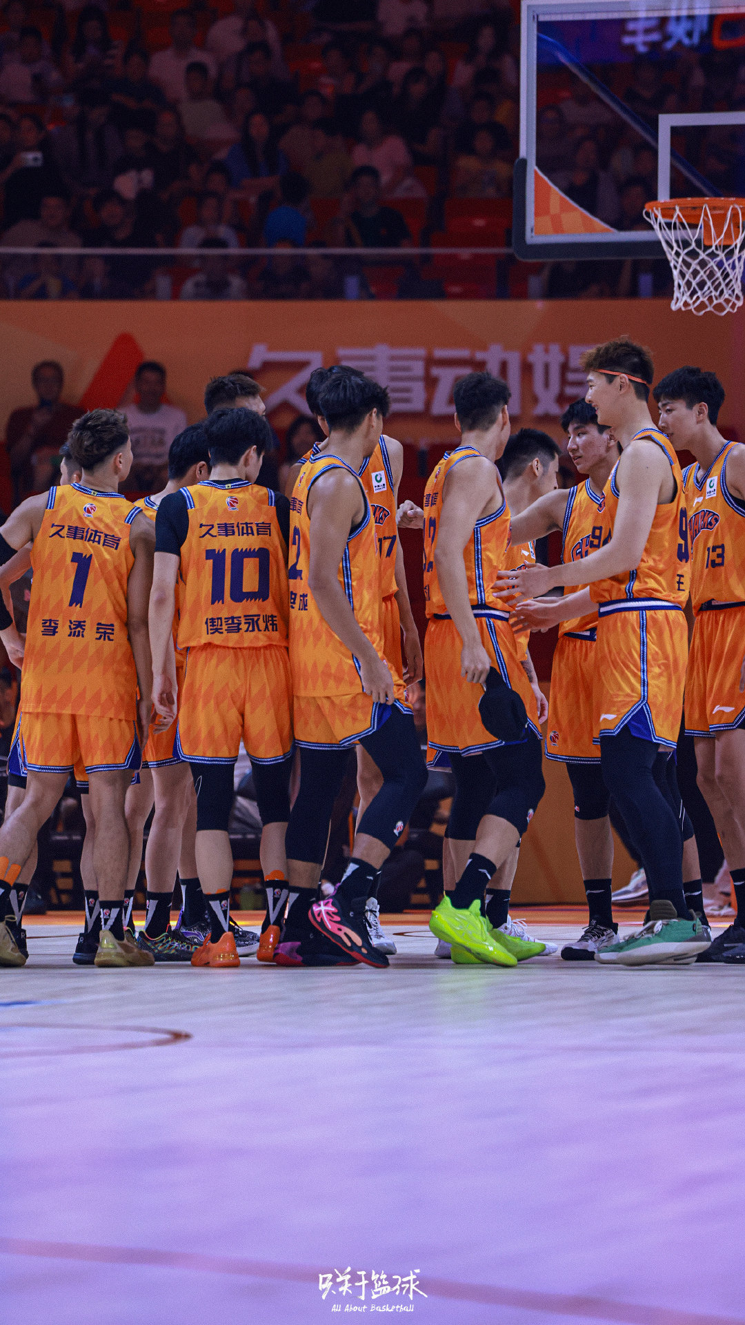 上海篮球盛典的新玩法：CBA总冠军vs NBA G联盟联队

G联盟的乌科马杜19分和基诺内16分，还有大家比较熟悉的名字布克奈特，大鲨鱼的李添荣和偰李永炜特训有效，分别拿了25分和21分3助攻。

是的，对面全是外援[融化] 还有一场！ ​