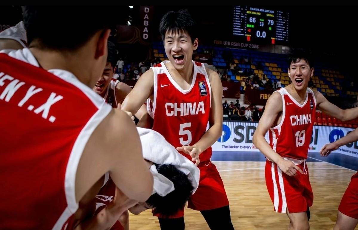 终场哨响，比分定格在79:89，中国U18男篮的亚洲杯决赛之旅画上句号。明明三分投得比对手准，整场比赛却始终没能翻过身——竞技体育的残酷，就藏在这看似矛盾的比分里。
这场决赛在印度艾哈迈达巴德打响，中国队时隔12年重返U18亚洲杯决赛，最终不敌澳大利亚，收获亚军，同时锁定了2027年U19男篮世界杯