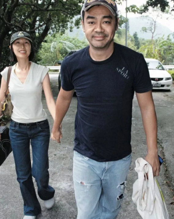 一天晚上，郭蔼明正在厨房炖汤，刘青云突然抱着她表示：我们离婚吧。郭蔼明大惊，等她回过神刘青云已泪流满面。当年郭蔼明是高学历港姐，颜值出众、才华斐然，前途一片光明，而彼时的刘青云只是籍籍无名的普通演员，家境、名气、学历都远不及她。

主要信源：（中国新闻网——妻子称与刘青云决定不生孩子：他不想要）