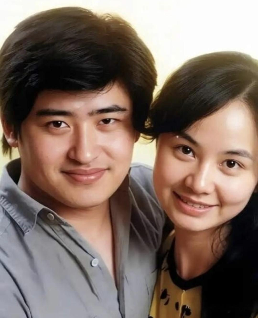 鲁豫问刘欢:“你年轻的时候，追你的女孩多吗？”刘欢说:“不清楚。”鲁豫诧异:“人家是追你，不是追别人，有没有人追你，你不知道？”

刘欢说:“这真的是不清楚。

第一，我对这种事确实不是很敏感，不会去注意。

第二，那时候我心里有喜欢的人了。”

刘欢年轻时是实打实的帅哥。

身形清瘦、浓眉大眼，鼻