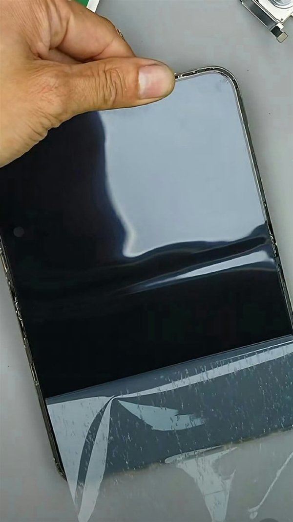 【#曝iPhoneDuo磨砂膜撕下后折痕明显#】拆机维修博主杨长顺拆解视频中居然徒手撕下iPhone Duo的内屏磨砂膜，不需要任何额外工具，只是要清理大量残胶。

在撕掉磨砂膜之后，iPhone Duo的折痕控制水平也完全展现了出来，对比其他厂商似乎更加明显。

苹果官方把这一层定义为纳米纹理保护层（cover layer ​