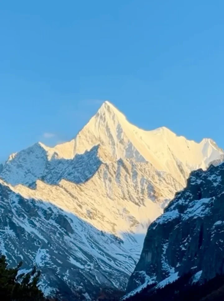 稻城亚丁攻略｜日照金山在哪里看最方便