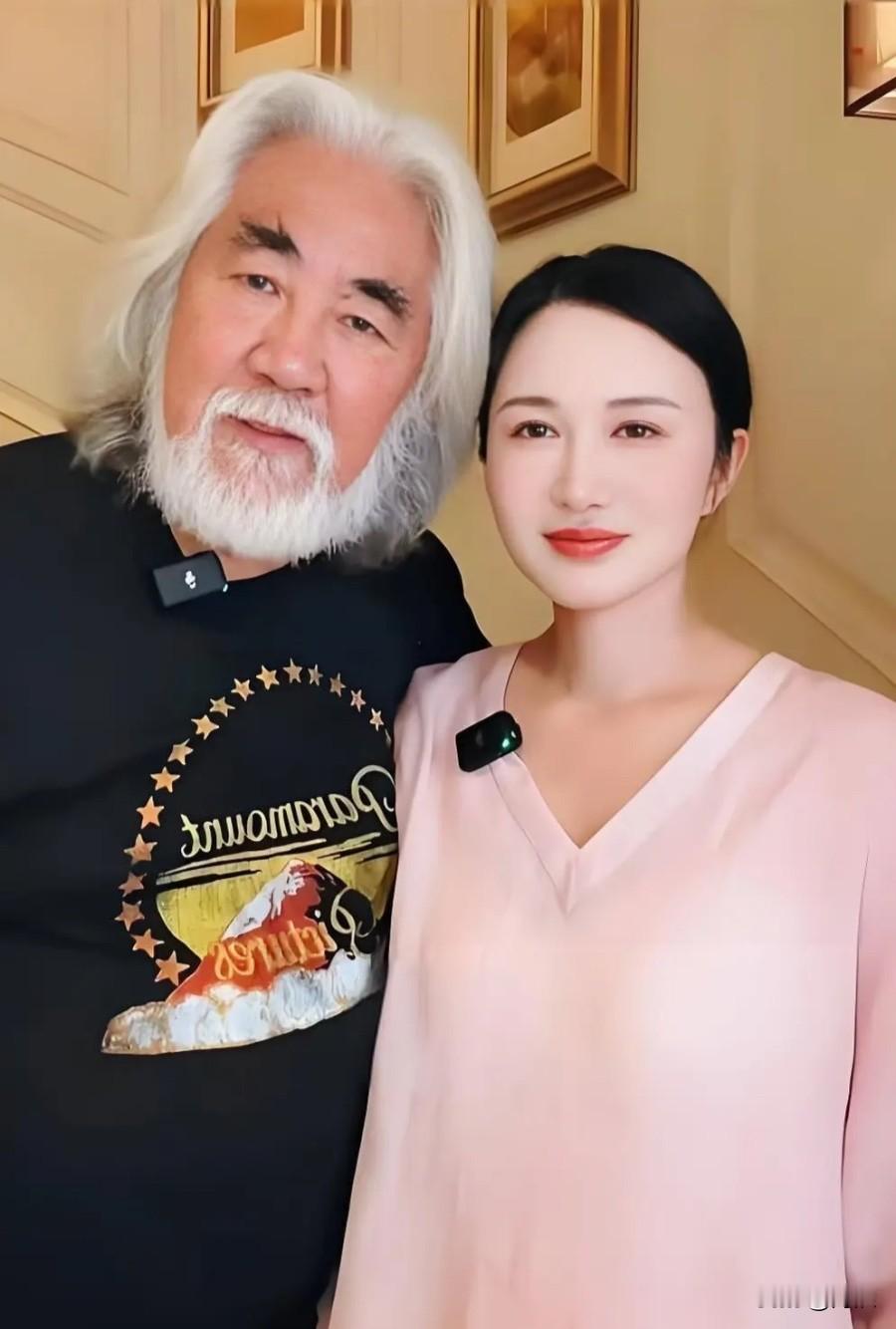 张纪中为什么会看上杜星霖，理由其实很直白，并非看重她的家庭背景，也不是被她出众容貌吸引，而是看中她年纪轻、身体素质好。

1951年出生的张纪中和1982年出生的杜星霖，两人之间横亘着整整31岁的年龄差。搁在普通人家，这已经是爷孙辈的距离。

这段缘分始于2015年10月的一场辟谷活动。64岁的张纪