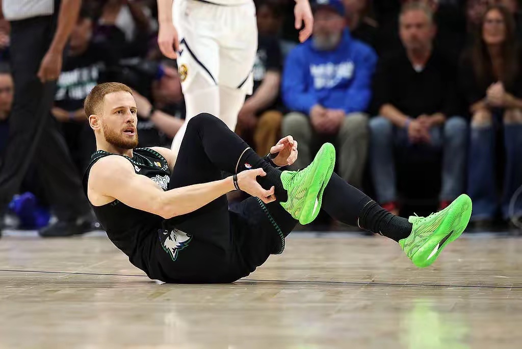 82场全勤！季后赛跟腱撕裂赛季报销！早日康复 迪温琴佐本赛季为森林狼出...