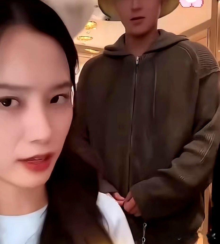 徐艺洋直播时说自己有“家丑不可外扬”，有人猜是她和黄子韬的感情问题 ​