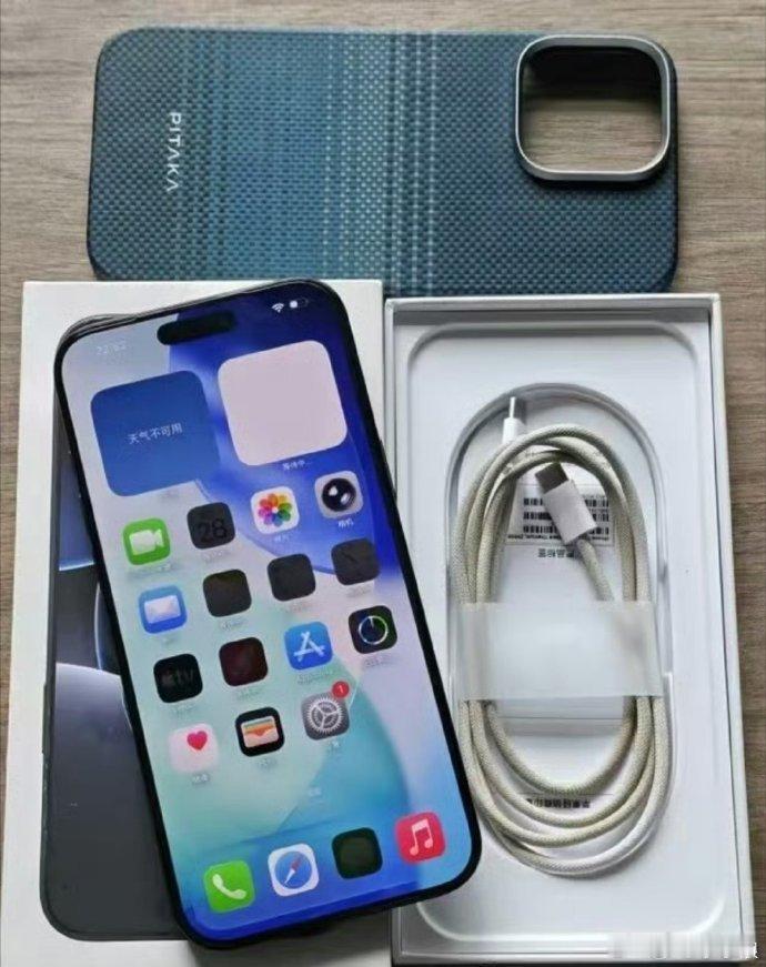 #手机涨价但苹果历代机皇价格跌了##iPhone换代周期等等党迎来机会# 现在好多机型因为内存成本纷纷涨价，苹果秋季发布会临近，上代旗舰价格跳水明显，iPhone16 Pro Max跌幅超45%，等等党终于等到，纠结冲新机还是捡漏老机皇的人真的不少。 ​