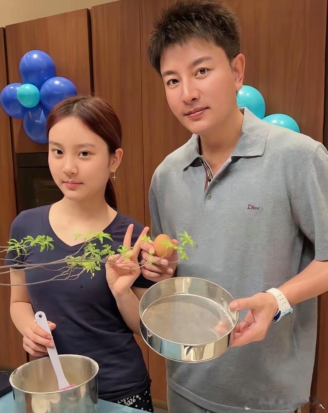 贾乃亮和甜馨二人的五官如同一个模板刻出来的，孩子大了感觉更耐看了呢 ​