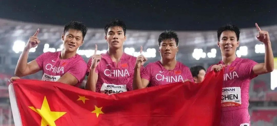 33岁谢震业百米只跑第7，三天后接力最后一棒冲线夺金，38秒17圆满了；17岁陈妤颉同夜拿下第3金，中国短跑这波换血到底成了没？
名古屋瑞穗公园陆上竞技场的雨夜，谢震业从王胜杰手中接过接力棒时，中国队只领先中国台北队不到两个身位。他冲过终点线后没有狂奔，而是回头看了一眼身后三个比自己小十几岁的队友。