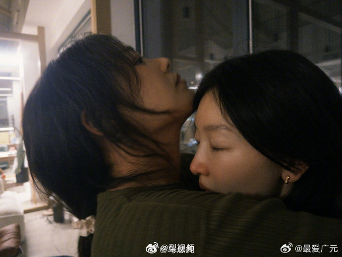 【#马思纯晒与周冬雨拥抱合照#】#马思纯连发4张与周冬雨合照# 我抱紧你的时候，你也抱紧我。 ​​​​
