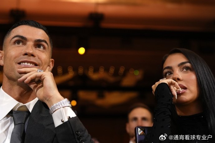 C罗亲口证实，2025年他向乔治娜求婚时，对方没有先看那枚价值连城的钻...