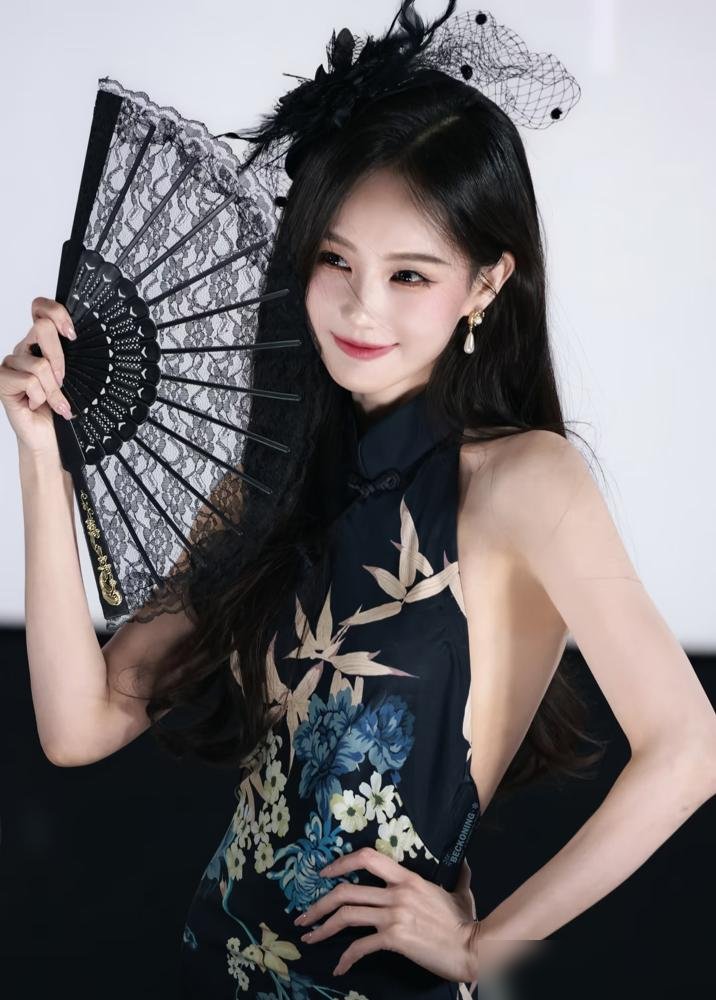 李一桐脖子盘蛇上热搜那天，魏大勋毕雯珺的绯闻又被翻出来了。没实锤，工作室不认，连张同框图都凑不齐。再看她行程，9月20湾区晚会，9月25芭莎夜，10月行程图紧跟着就甩出来，一天没闲着。《我不是大师》还在热播，待播剧从民国排到古装权谋，商务据说排到半年后。
别人被传恋情忙着澄清，她连回应都省了。戏一