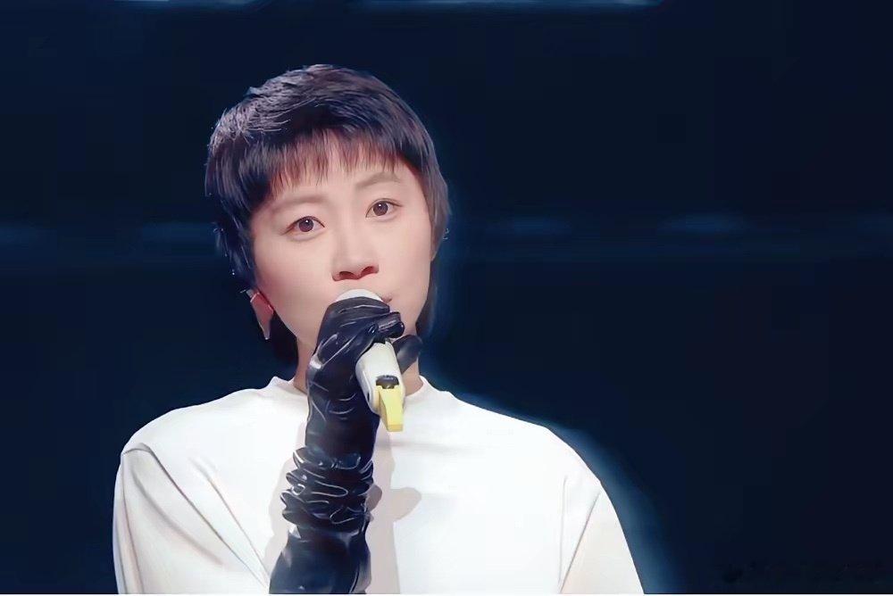 窦靖童真的是越来越火了。能够担当“湾区升明月”音乐会的首唱歌手，该是何等的荣耀啊！ ​