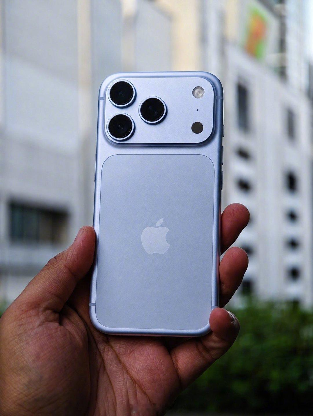 网传iPhone18 Pro Max这款云浅蓝，也叫浅灰蓝，是雾面磨砂的蓝色调。
看目前流传的渲染图、机模，我感觉它很有机会成为今年人气很高的配色。不过这些终究只是参考，苹果真机的AG磨砂工艺质感，往往会比爆料图还要出彩。 ​