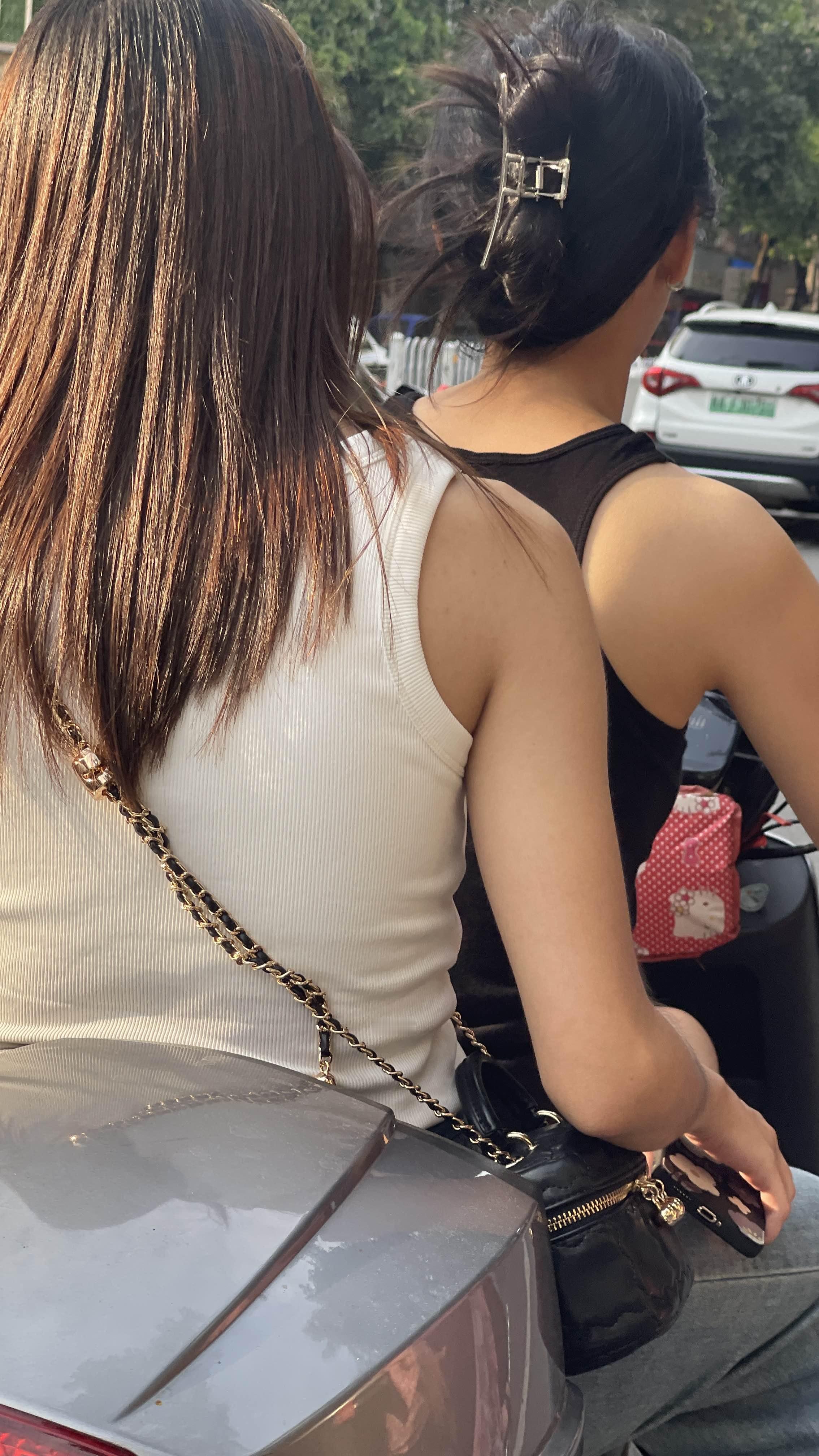 健康小麦色皮肤的小姐姐