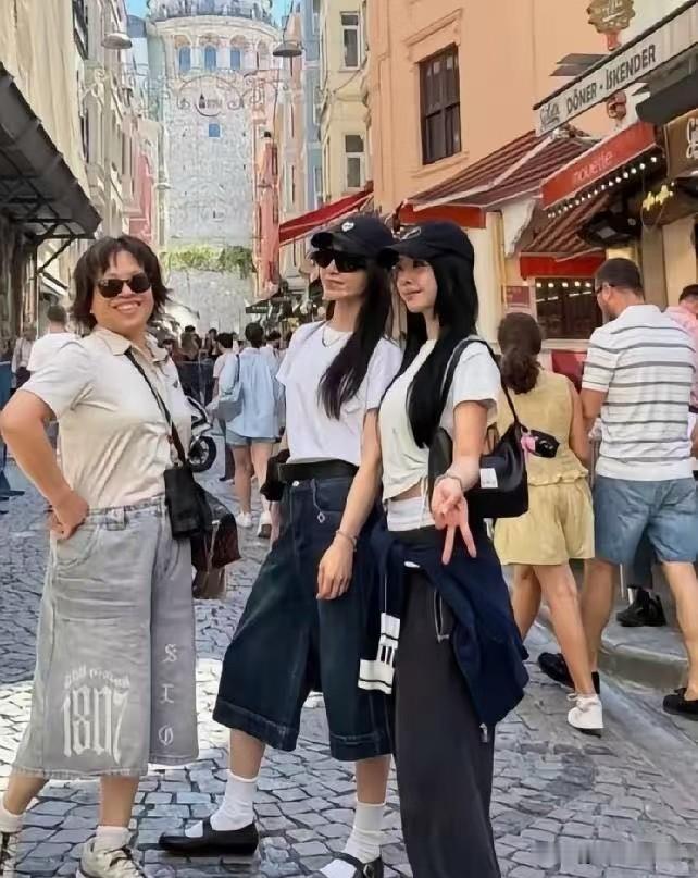 蔡依林带着妈妈和姐姐出门旅行，母女仨往那一站，活脱脱一张脸复印出来的。46岁的人了，状态还跟小姑娘似的。

这岁数还能常陪家人四处走走，真不是谁都做得到。一来她事业稳、荷包鼓；二来没结婚没生娃，时间精力都归自己。带家人看世界，说走就走。

有钱有闲有亲情，不被世俗日程表绑架她这日子，可不就是许多女孩